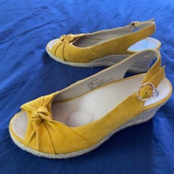 Yellow slingbacks - Picture 2 of 5